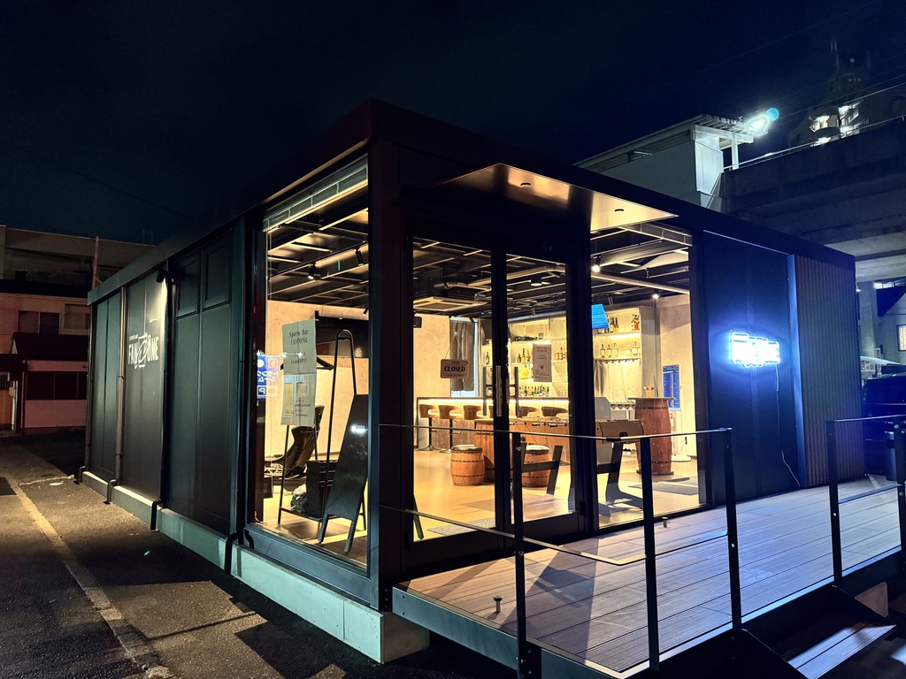 夜のSports Bar FANZONE 外観