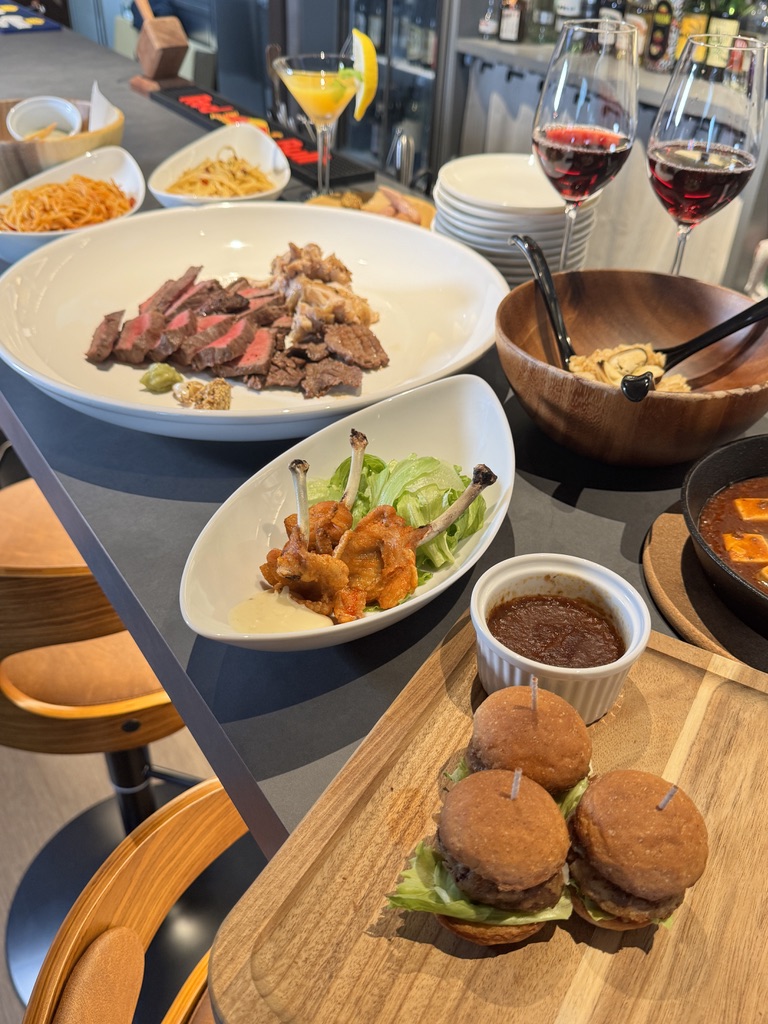 テーブルに並んだ料理とワイン